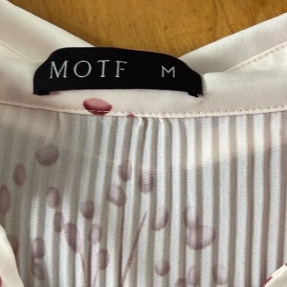 NWT beautiful elegant lightweight floral blouse - Picture 3 of 4